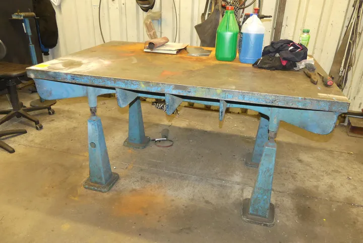 Stahl-Werkstatttisch (blau lackiert), ohne Inhalt